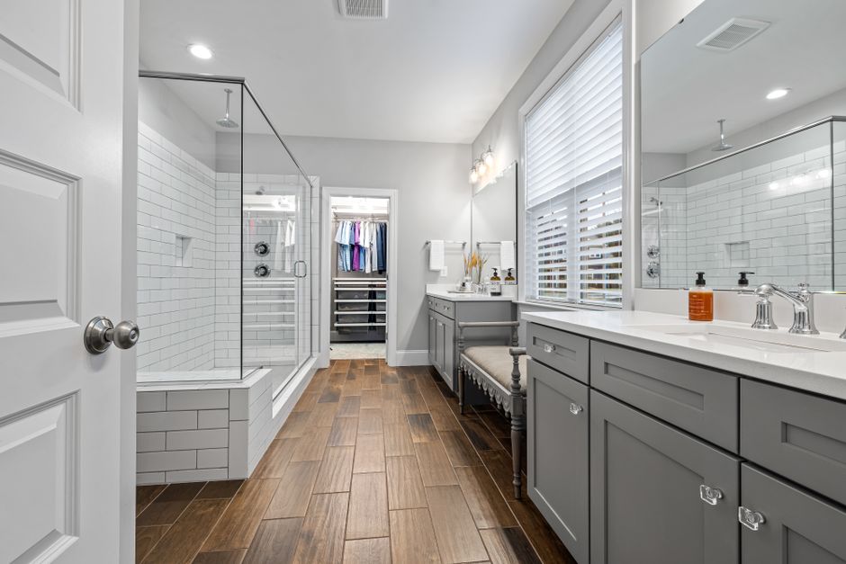 Spacious 2 person walk in shower spatial layout and clearance